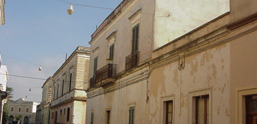 Trepuzzi Intero Palazzotto Storico